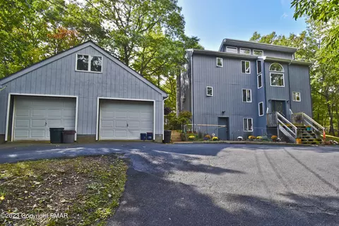 1456 N Rocky Mountain Dr, Effort, PA 18330