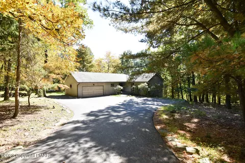 201 Flatrock Rd, Buck Hill Falls, PA 18323