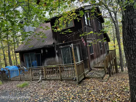 125 Bishop Ct, Bushkill, PA 18324
