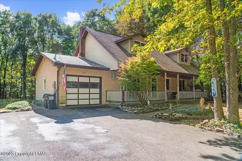 270 Squirrelwood Ct, Effort, PA 18330