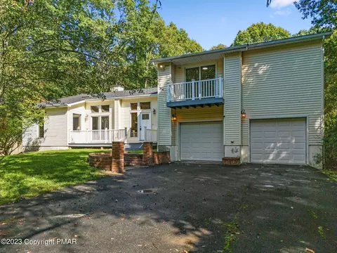 12044 Maplewood Dr, East Stroudsburg, PA 18302