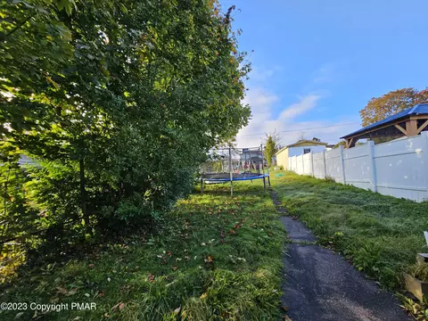 450 E Cranberry Ave, Hazleton, PA 18201 photo 3