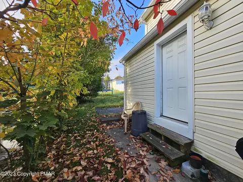 450 E Cranberry Ave, Hazleton, PA 18201 photo 2