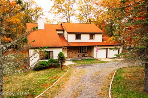 122 Ravenhill Rd, Tamiment, PA 18371