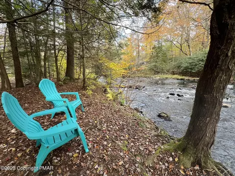 2296 Hillcrest Dr, Pocono Pines, PA 18350