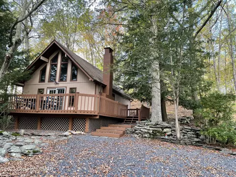 392 Saunders Dr, Bushkill, PA 18324 photo 2