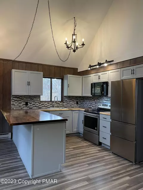 392 Saunders Dr, Bushkill, PA 18324 photo 4