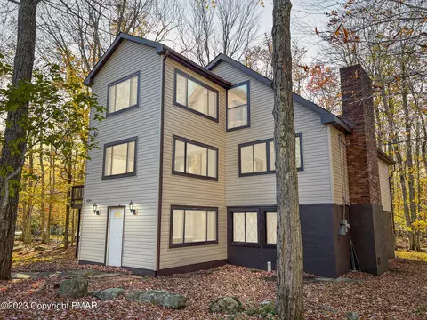 2818 Fairhaven Dr, Tobyhanna, PA 18466