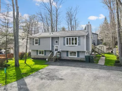 8864 Chipmunk Ln, Tobyhanna, PA 18466