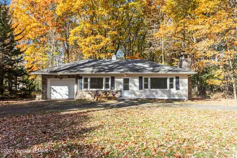 5204 Hummingbird Dr, Pocono Summit, PA 18346