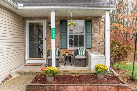 325 Cabinsglade Ct, East Stroudsburg, PA 18301