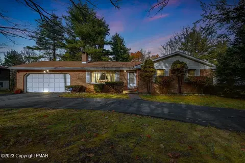 2567 Ridgeway Dr, Sciota, PA 18354