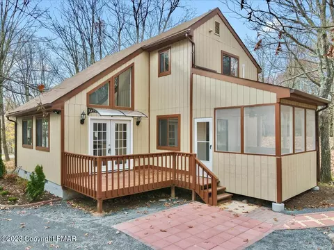 1148 Falls Rd, Bushkill, PA 18324