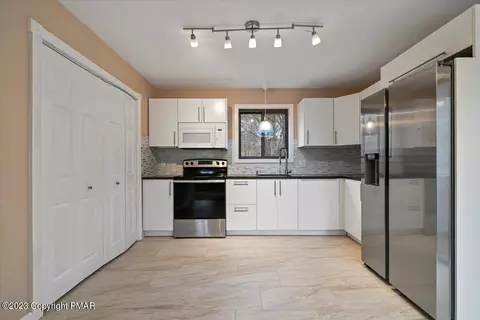 1148 Falls Rd, Bushkill, PA 18324 photo 12