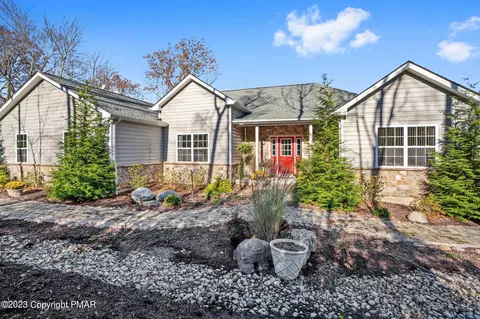 171 Wolf Hollow Rd, Lake Harmony, PA 18624