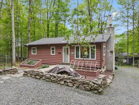 131 Comanche Trl, Pocono Lake, PA 18347