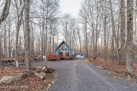 105 Moshannon Ct, Pocono Lake, PA 18347
