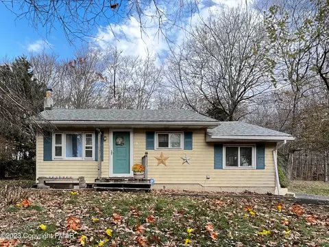 216 Sutton Pl, Pocono Summit, PA 18346