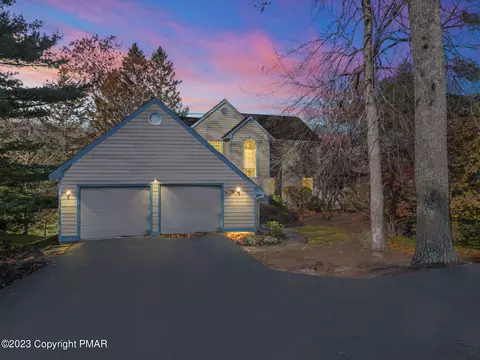 2193 Oak Hill Dr, Buck Hill Falls, PA 18323
