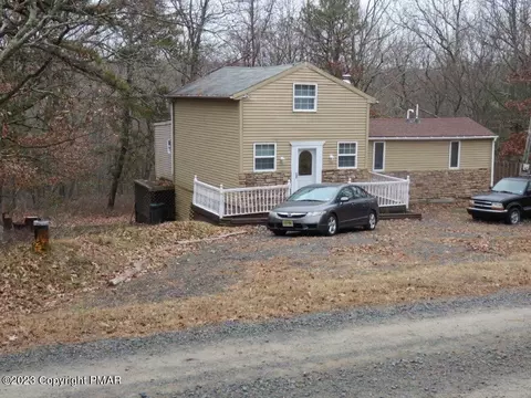 199 Maple Dr, Cresco, PA 18326