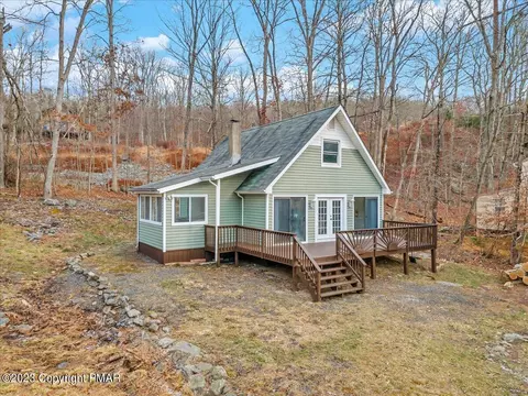 376 Canterbury Rd, Bushkill, PA 18324