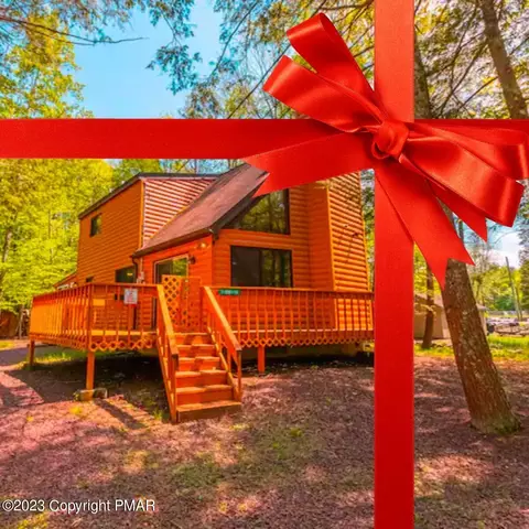 88 Minisink Dr, Pocono Lake, PA 18347