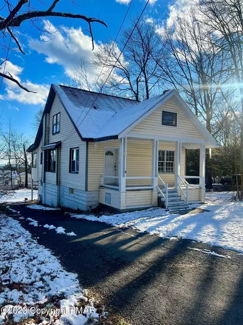 21 Center Ave, Mount Pocono, PA 18344