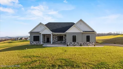 810 Emerald Valley Ln, Bangor, PA 18013