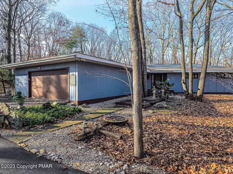 212 Round Hill Rd, Stroudsburg, PA 18360