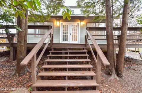 768 Country Place Dr, Tobyhanna, PA 18466