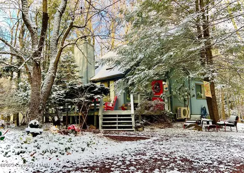 1560 Crestview Ln, Pocono Pines, PA 18350