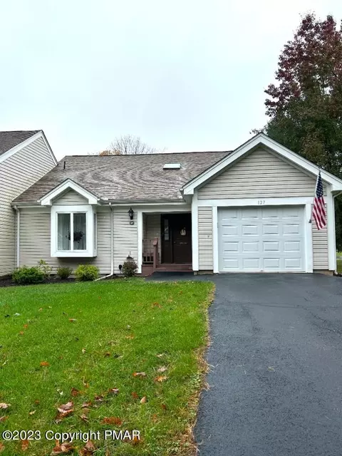 127 Duck Hollow Cir, Stroudsburg, PA 18360