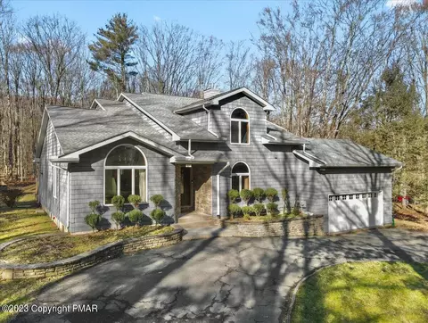 2613 Highview Dr, Brodheadsville, PA 18322