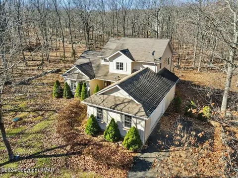 2122 Cardinal Dr, Bushkill, PA 18324