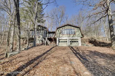 111 Bond Ct, Bushkill, PA 18324
