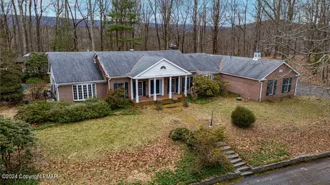 7211 Hickory Ln, Stroudsburg, PA 18360