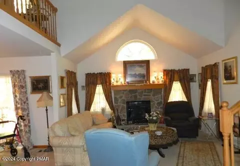 166 Saunders Dr, Bushkill, PA 18324 photo 2