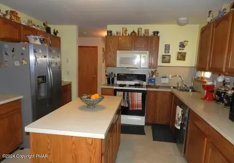 166 Saunders Dr, Bushkill, PA 18324 photo 4