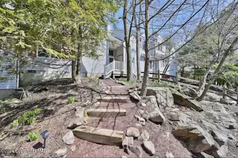 105 Laurelwoods Dr, Lake Harmony, PA 18624