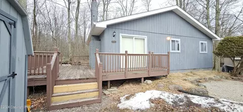 1135 Country Place Dr, Tobyhanna, PA 18466
