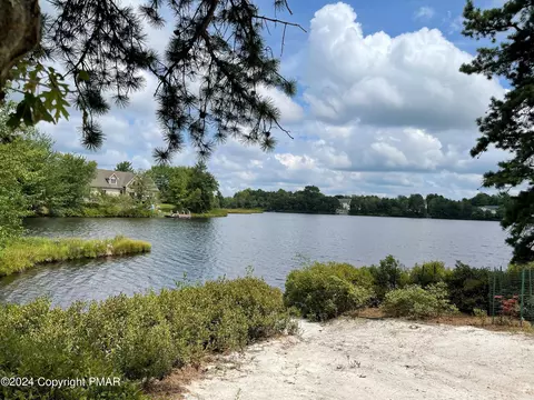1215 Coyote Ct, Long Pond, PA 18334