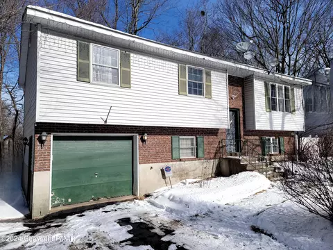 9807 Deerwood Dr, Tobyhanna, PA 18466
