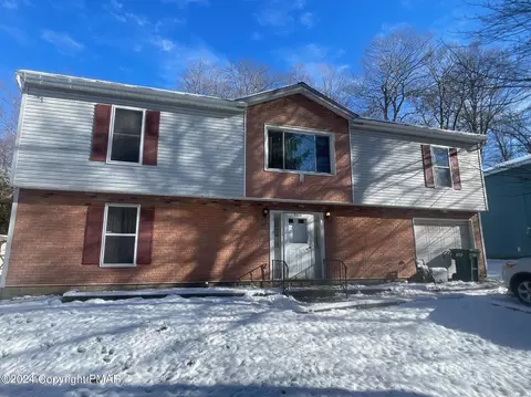 5318 Ledgewood Dr, Tobyhanna, PA 18466