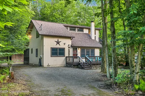 150 Wyalusing Dr, Pocono Lake, PA 18347