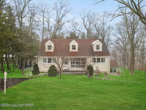 621 Prices Dr, Cresco, PA 18326