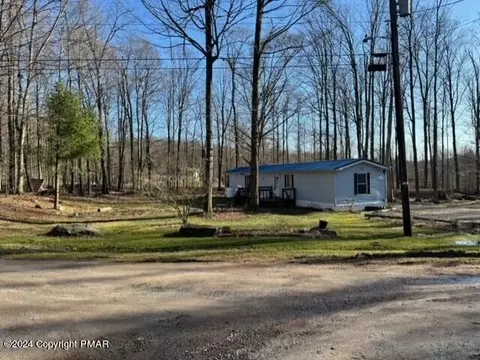 21 Russells Ln, Waymart, PA 18472