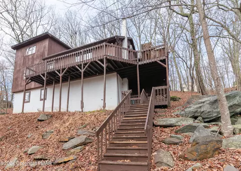 142 Canterbury Rd, Bushkill, PA 18324