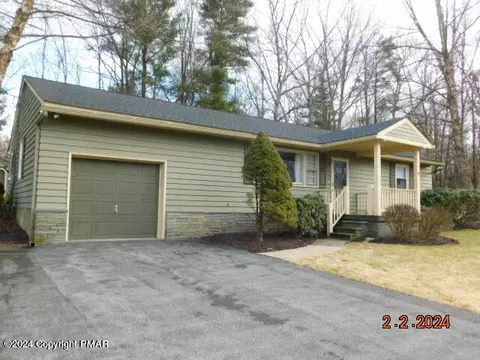 764 White Oaks Manor Dr, East Stroudsburg, PA 18301