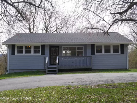 1402 Rockdale Ln, Stroudsburg, PA 18360