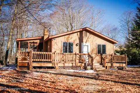 1199 Country Place Dr, Tobyhanna, PA 18466